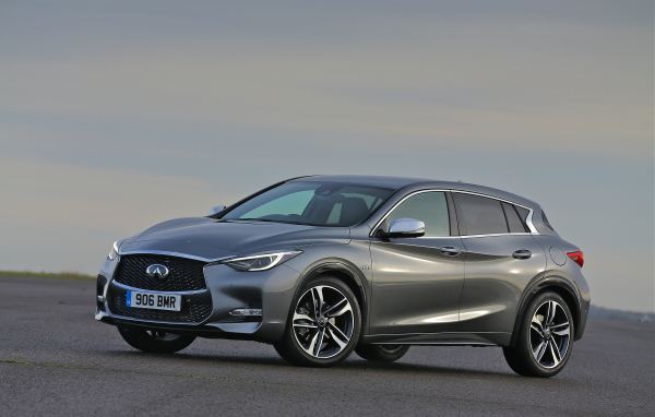 Серебристый автомобиль Infiniti QX30, 2017  