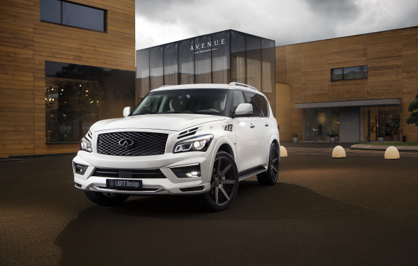Белый стильный автомобиль  Infiniti QX80