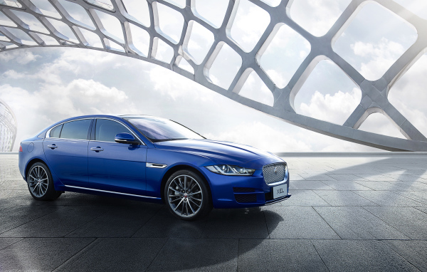 Синий автомобиль Jaguar XEL, 2018