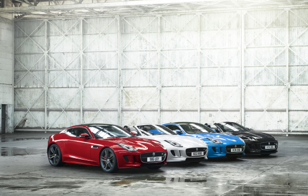 Автомобильный парк Jaguar F-Type в гараже