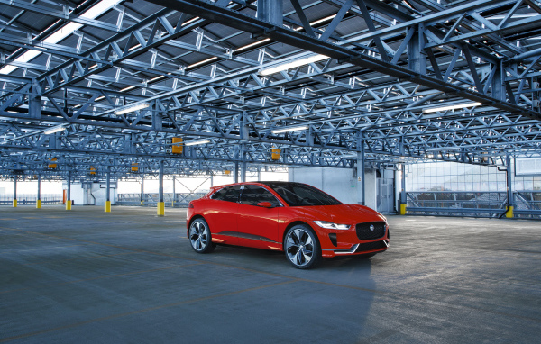Красный автомобиль Jaguar I-Pace на стоянке 