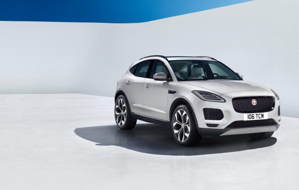 Серебристый автомобиль Jaguar E-Pace, 2018