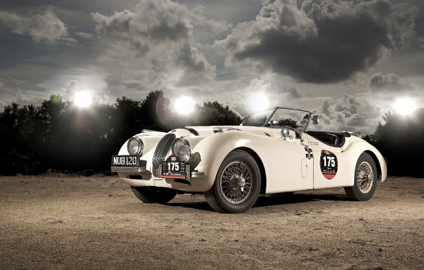 Белый спортивный ретро автомобиль Jaguar XK120, 1950 года