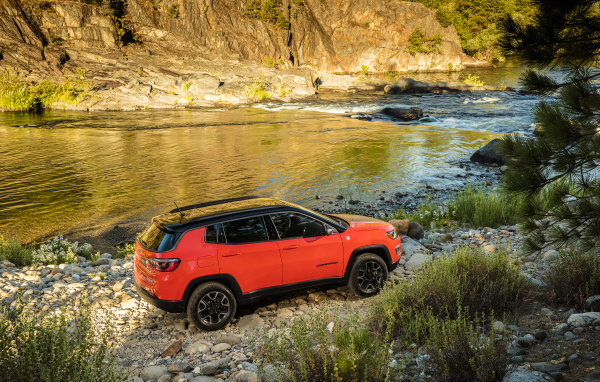 Красный Jeep Compass Trailhawk, 2017  на берегу 