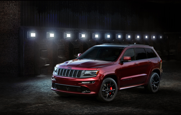Красный автомобиль Jeep Grand Cherokee