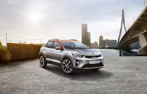 Серебристый кроссовер Kia Stonic, 2018  у воды