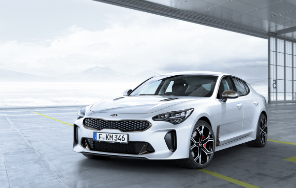 Белый автомобиль  Kia Stinger GT, 2017 