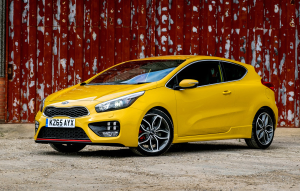 Желтый автомобиль Kia Ceed 
