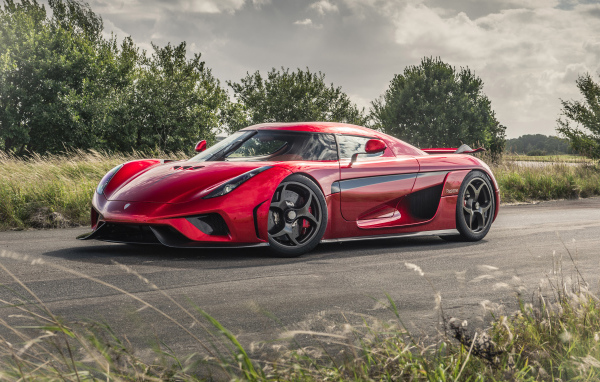 Красный спортивный автомобиль Koenigsegg Regera на дороге