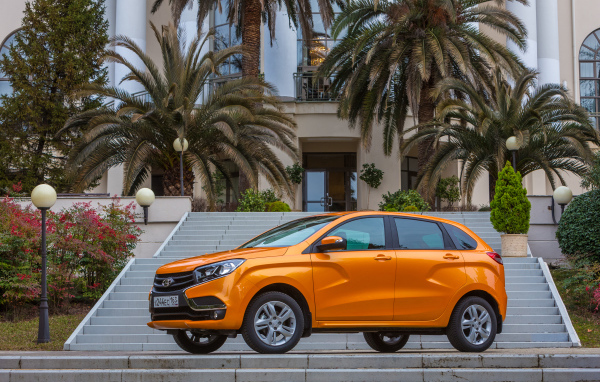 Оранжевый российский внедорожник Лада  XRAY