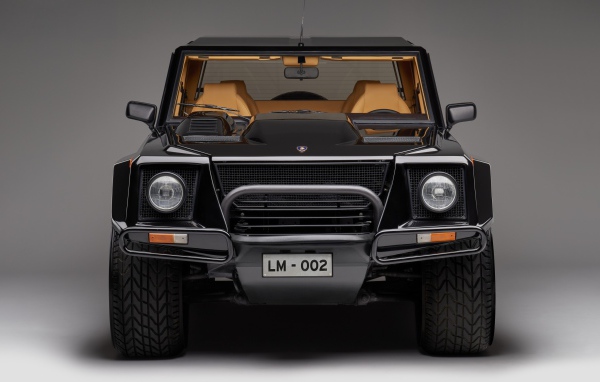 Черный автомобиль Lamborghini LM002 на сером фоне