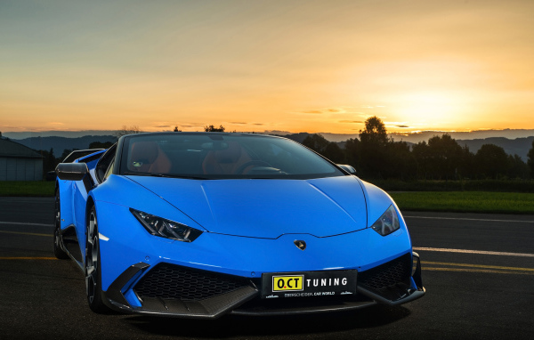 Синий скоростной автомобиль Lamborghini Huracan
