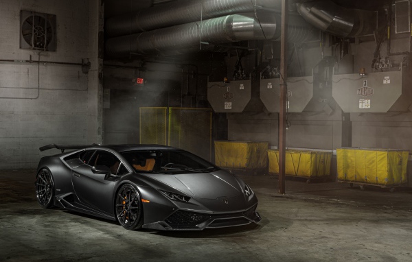 Быстрый серебристый автомобиль Lamborghini Huracan 