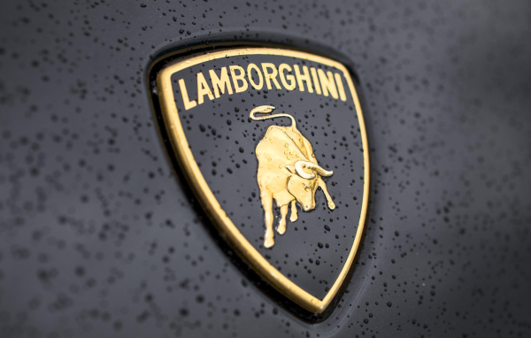 Логотип Lamborghini в каплях дождя крупным планом