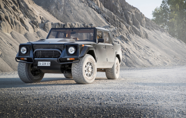 Внедорожник  Lamborghini LM002 на фоне гор