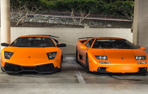 Оранжевые спортивные автомобили Lamborghini Murcielago и Lamborghini Diablo 