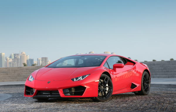 Красный спортивный автомобиль Lamborghini Huracan