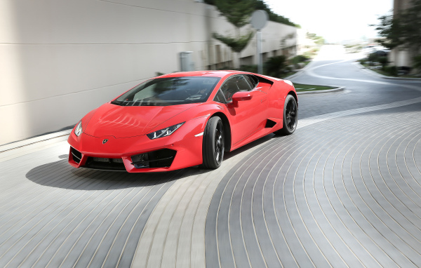 Красный спортивный автомобиль Lamborghini Huracan LP 580-2