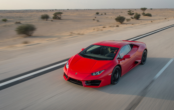Красный спортивный автомобиль Lamborghini Huracan, LP 580-2 на трассе