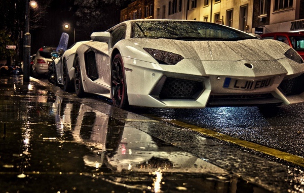 Спортивный автомобиль Lamborghini Aventador под дождем 