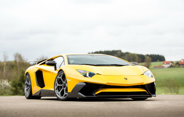 Желтый быстрый автомобиль Lamborghini Aventador Novitec Torado LP 750-4
