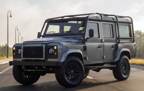 Серый автомобиль Land Rover East Coast Defender Urban Assault, 2017
