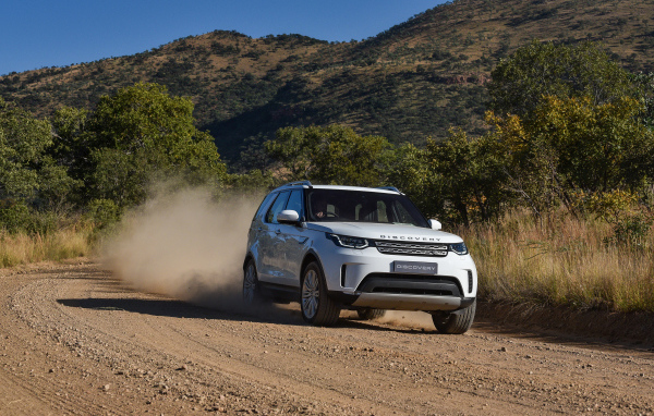 Белый внедорожник Land Rover  Discovery HSE Td6, 2017 на дороге
