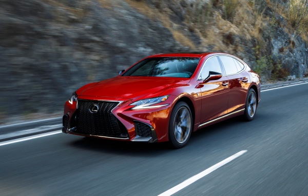 Яркий красный автомобиль Lexus LS, 2018 на трассе