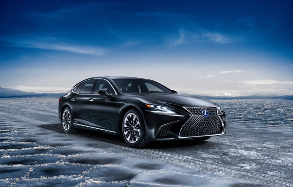 Автомобиль  Lexus LS 500h на скользкой трассе 