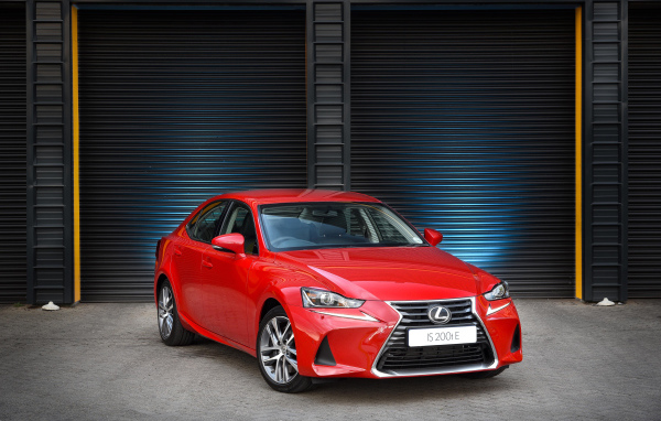 Красный автомобиль Lexus  IS 200t в гараже