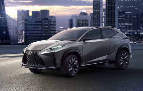 Серебристый кроссовер  Lexus LF-NX на фоне города