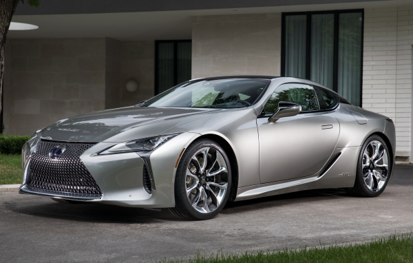 Стильный серебристый автомобиль Lexus LC 500h, 2018