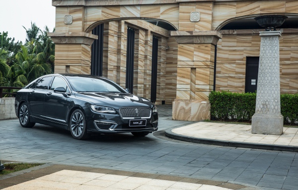 Черный автомобиль Lincoln MKZ Hybrid, 2017 