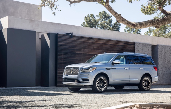 Серебристый автомобиль внедорожник Lincoln Navigator, 2017