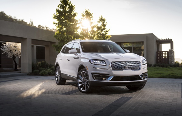 Серебристый кроссовер  Lincoln Nautilus, 2018