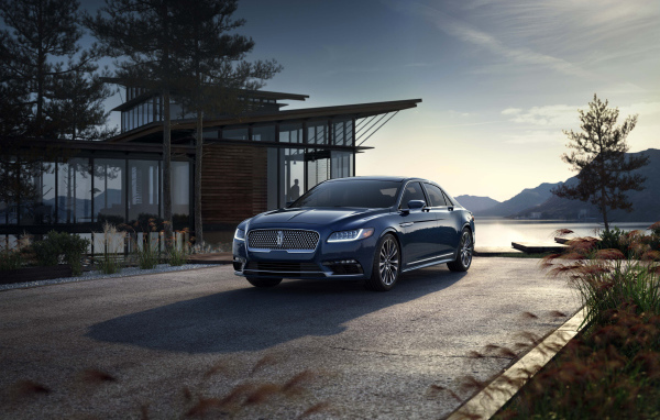 Стильный автомобиль Lincoln Continental, 2017 цвет синий металлик