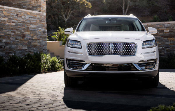 Белый автомобиль Lincoln Nautilus, 2019 вид спереди