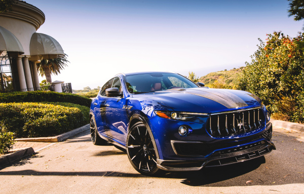 Красивый синий автомобиль Maserati Levante Shtorm, 2018
