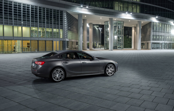 Серебристый автомобиль Maserati Ghibli S Gran Lusso, 2017