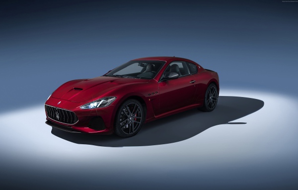 Спортивный автомобиль Maserati GranTurismo бордового цвета