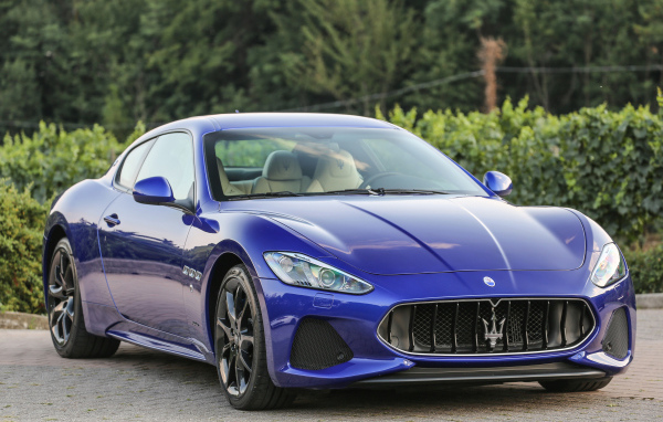 Стильный автомобиль Maserati GranTurismo цвет синий металлик