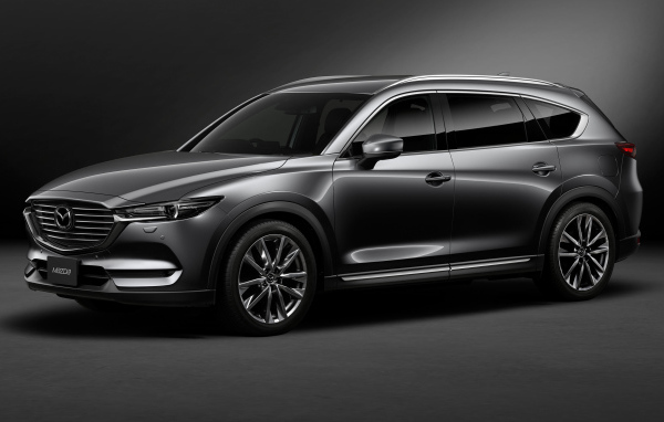 Серый автомобиль Mazda CX 8 Custom, 2018 на сером фоне