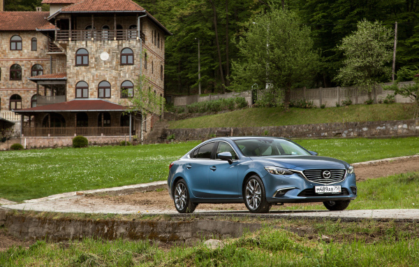 Автомобиль Mazda 6, цвета голубой металлик 