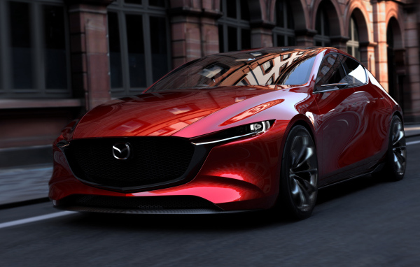 Красный автомобиль Mazda Kai на улицах города