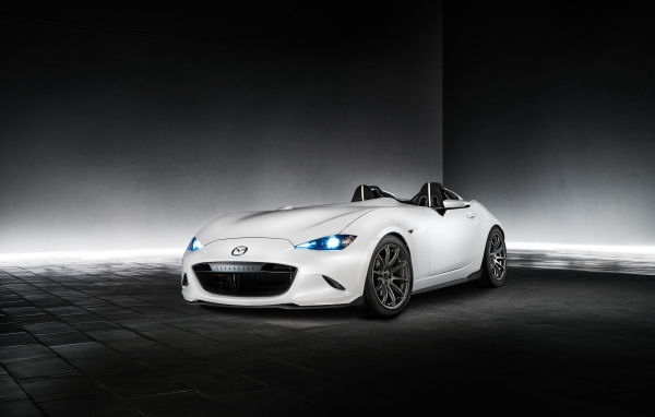 Стильный белый автомобиль Mazda MX-5 Speedster Evolution