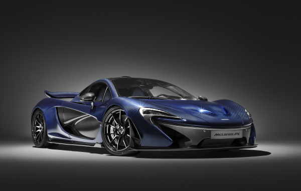 Синий спортивный автомобиль McLaren P1