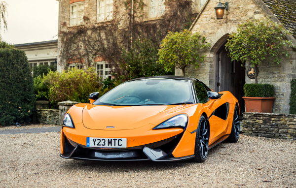 Оранжевый стильный спорткар McLaren 720S, 2017