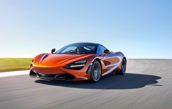Красный спорткар McLaren 720S Coupe на трассе 