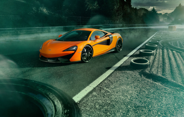 Спорткар McLaren 570S на гоночной трассе 