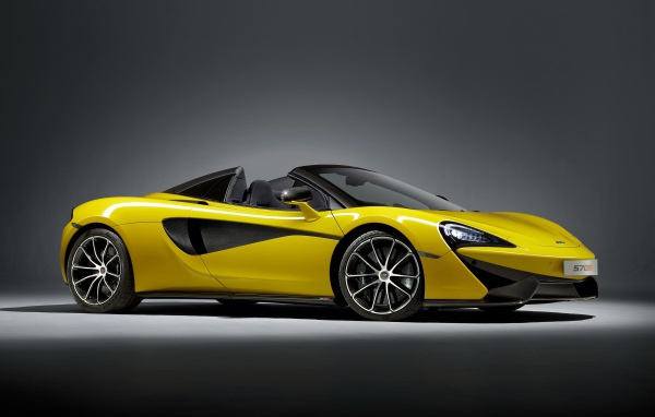 Стильный спортивный автомобиль McLaren 570S желтого цвета